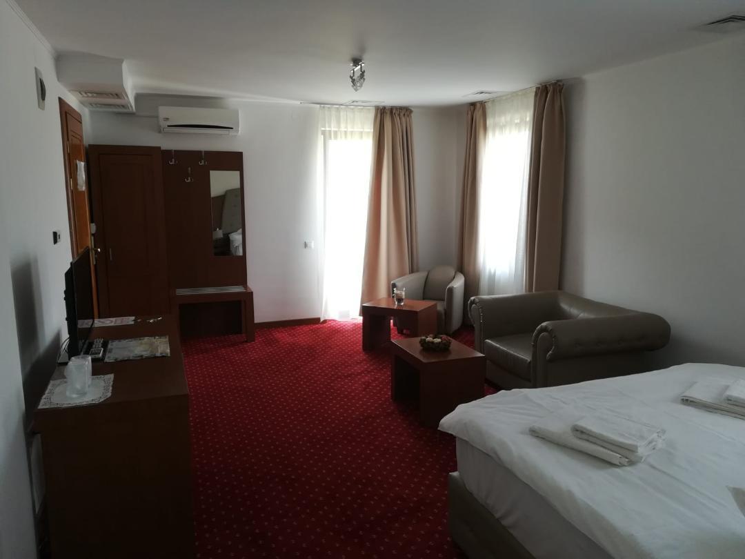 Hotel Dennis Mediaş 외부 사진